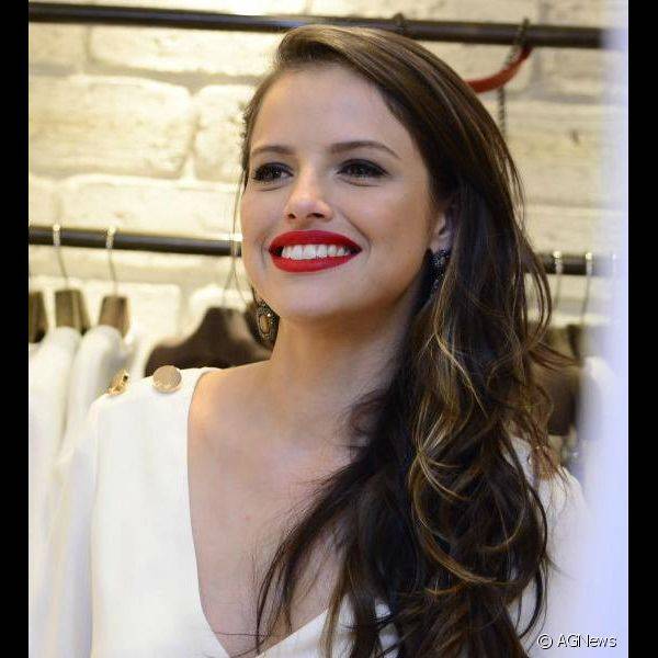 A atriz Agatha Moreira apostou em lábios vermelhos para um evento de moda